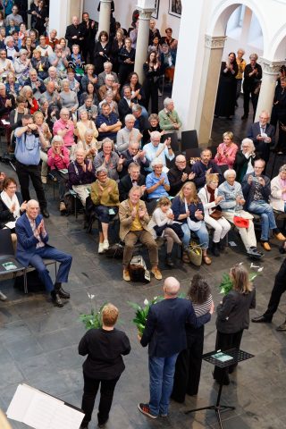 Das Publikum applaudiert den Organisatoren des Extraton-Konzertes