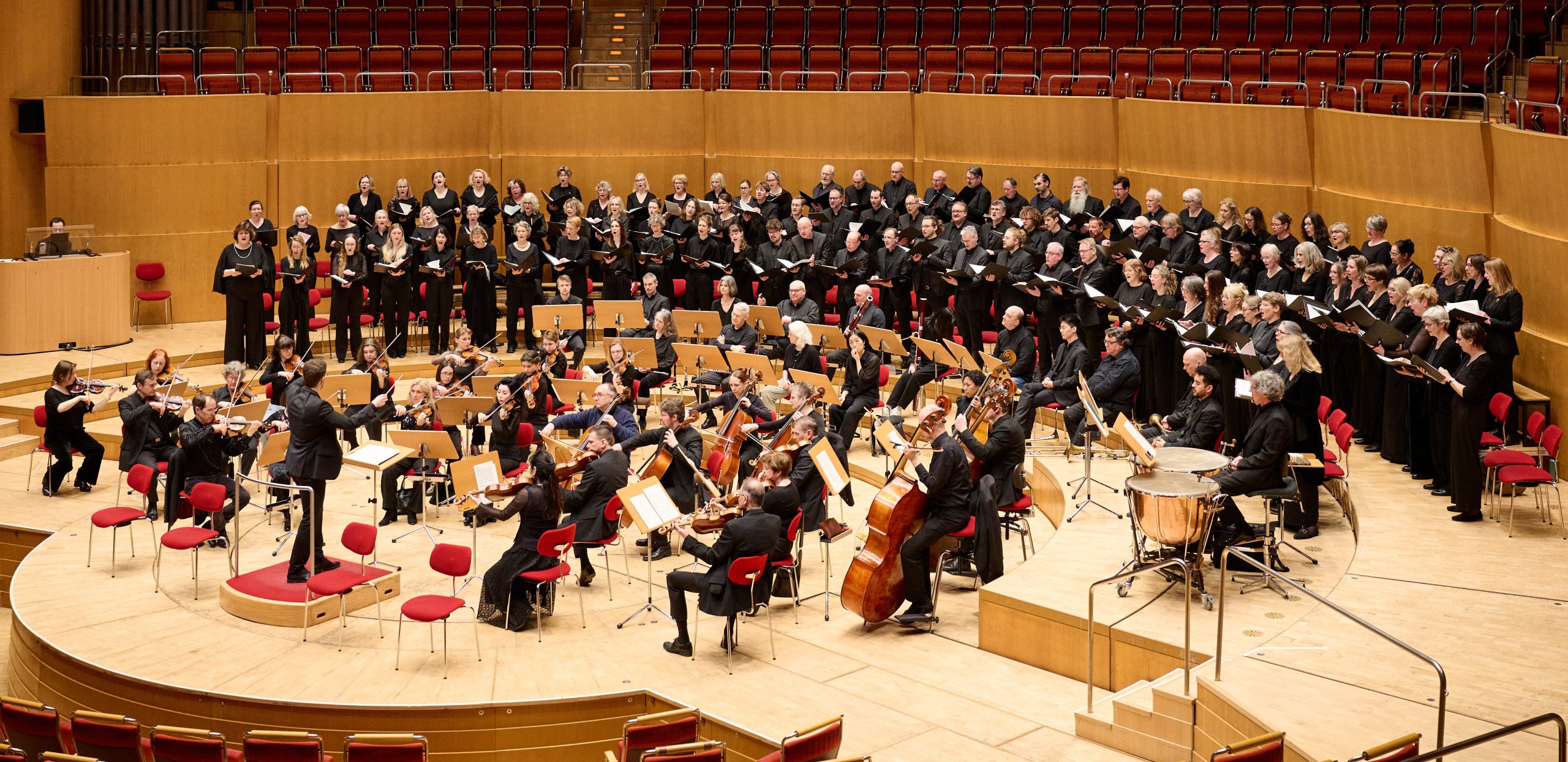 Chorleiter Nico Köhs dirigiert den Philharmonischen Chor.